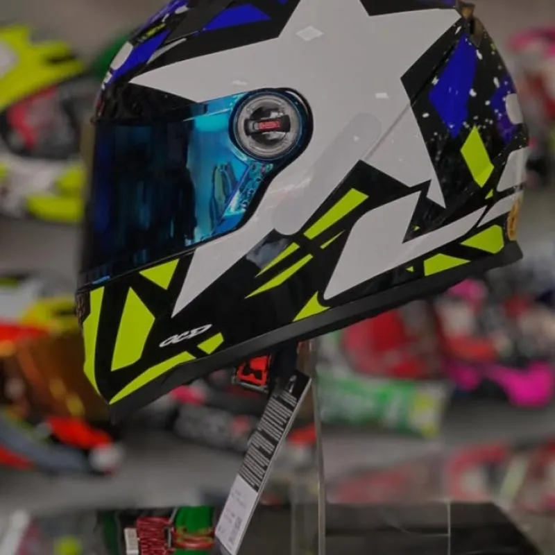 Um capacete Ou 650 no pix